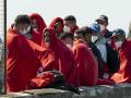 Rescatadas 44 personas de origen magrebí, entre ellas una mujer, que viajaban en una patera cerca del Roque del Este, Lanzarote. Todos fueron trasladados hasta el muelle de la Cebolla, en Arrecife.