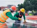 Obreros instalando paneles solares.