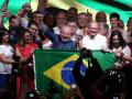 El presidente electo de Brasil, Lula da Silva, celebra su victoria junto a su esposa Janja y al vicepresidente electo Geraldo Alckmin