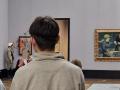 Imagen de un visitante de la la Alte Nationalgalerie de Berlín en la que se ve la sangre falsa sobre el cuadro 'Payaso', de Henri de Toulouse-Lautrec