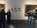 Momento en que las dos activistas se pegan a los marcos de 'Las Majas' de Goya