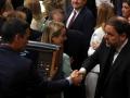 El presidente del Gobierno en funciones, Pedro Sánchez (i), saluda a Oriol Junqueras en el Congreso de los Diputados