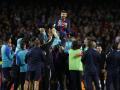 Tras finalizar el partido, Piqué fue manteado por sus compañeros en su adiós