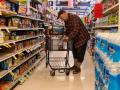 Un hombre hace la compra en un supermercado de Anchorage, Alaska