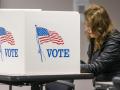 Una votante rellena este martes su papeleta de voto en su Centro de Votación del Condado de Fairfax en Fairfax, Virginia