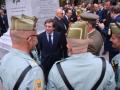 El alcalde de Madrid, José Luis Martínez-Almeida, habla con unos legionarios en la inauguración de la Estatua al Legionario