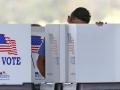 Un votante rellena su papeleta en Kissimmee (Florida) en las elecciones de medio mandato de Estados Unidos