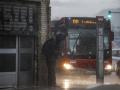 Una persona se protege de la lluvia con la capucha de su chaqueta, en Valencia.