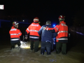 Los bomberos rescatan a un hombre atrapado en su coche