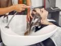 Mujer en la peluquería lavándose el pelo