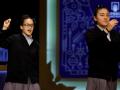 Dos niñas del colegio de San Ildefonso cantando el primer premio en 2021