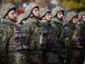 Soldados ucranianos forman ante el presidente Zelenski en Jersón