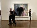 Momento en que dos activistas arrojan petróleo sobre 'Muerte y Vida', de Gustav Klimt
