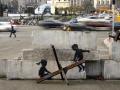 Dos niños en un "balancín" en pleno centro de Kiev