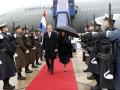 Sus Majestades los Reyes recorriendo el Cordón de Honor a su llegada al aeropuerto de Franjo Tudman de Zagreb