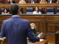 Pedro Sánchez, de espaldas, interviene en el Congreso ante la mirada de Irene Montero