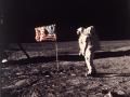 El astronauta Edwin E. "Buzz" Aldrin Jr.  posa con la bandera estadounidense surante la misión Apolo 11, el 20 de julio de 1969