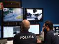 La policía italiana visualizando las cámaras de tráfico