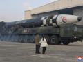 Kim Jong-un contempla un misil balístico intercontinental con su hija, a la que muestra por primera vez al mundo