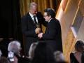 Woody Harrelson y Michael J. Fox en los Governors Awards, en Los Ángeles