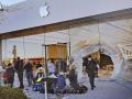 La fachada de cristal de la tienda Apple de Massachusetts quedó destruida