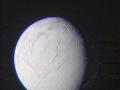 Encélado, una de las más de 80 lunas de Saturno