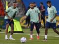 Gabriel Jesus, Neymar Jr y Fred pugnan por un balón en un entrenamiento