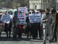 Un grupo de mujeres protestan en Kabul pidiendo que se reconozcan sus derechos