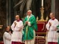 El Papa Francisco, vestido con la casulla verde correspondiente al Tiempo Ordinario