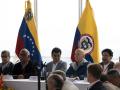 (De izquierda a derecha) El comandante guerrillero del ELN de Colombia, Pablo Beltrán, el representante de Venezuela, Carlos Martínez, y los miembros de la delegación del gobierno colombiano