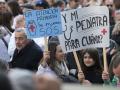 Sanitarios asisten a una concentración convocada por el sindicato Amyts en apoyo de la huelga de médicos y pediatras en toda la Atención Primaria de Madrid, este domingo en la Plaza del Museo Reina Sofía, en Madrid