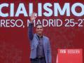 El presidente del Gobierno, Pedro Sánchez, saluda tras su proclamación como presidente de la Internacional Socialista.