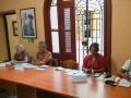 Los miembros de una mesa electoral esperan a los electores de las elecciones municipales bajo el retrato de Fidel Castro
