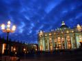 Bajo la columnata de Bernini de San Pedro del Vaticano se refugian cada noche decenas de personas sin techo