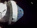 La nave Orion, con la Luna de fondo, durante el noveno día de viaje espacial