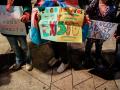 Menores trans sostienen una pancarta durante la marcha convocada