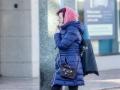Una mujer pasea abrigada, a 1 de diciembre de 2022, en Madrid