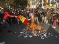 Los CDR queman ejemplares de la Constitución y avisan a Sánchez: no les vale con derogar la sedición