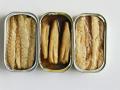 Sardinas, mejillones o atún son algunos de los alimentos enlatados en los estantes de los supermercados