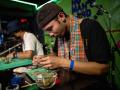 Los participantes participan en una competencia rodante conjunta en el evento basado en la marihuana "Cannabis Cup Thailand" en el dispensario No Man's Land en Bangkok