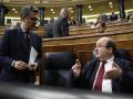 Miquel Iceta habla con Félix Bolaños en el Congreso este miércoles