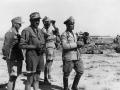 Rommel supervisando el campo de batalla el 18 de junio de 1942, durante la Primera Batalla de El Alamein