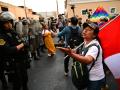 Una simpatizante de Pedro Castillo se encara con un policía en Lima