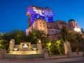 La icónica atracción Tower of Terror de Disneyland, presente en todos los parques de la compañía aunque con distintas tramas