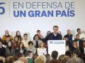 El presidente del PP, Alberto Núñez Feijóo, interviene este sábado en el Polideportivo del colegio Villa Patro (Juan Carlos I) de Lardero, dentro del recorrido que realiza desde hace semanas por las comunidades españolas.- EFE/Raquel Manzanares