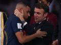 Macron consoló a Mbappé una vez que Francia había perdido la final del Mundial