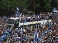 El autobús con los jugadores de Argentina intenta hacerse paso entre la gente en Buenos Aires