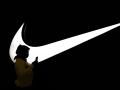 Una mujer pasea delante del logotipo de Nike.