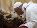 El Papa Francisco besa la figura del Niño Jesús en la tradicional Misa del Gallo, en el Vaticano