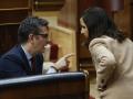La ministra de Derechos Sociales, Ione Belarra, conversa con el ministro de Presidencia, Félix Bolaños, durante la sesión de control del Gobierno de este miércoles